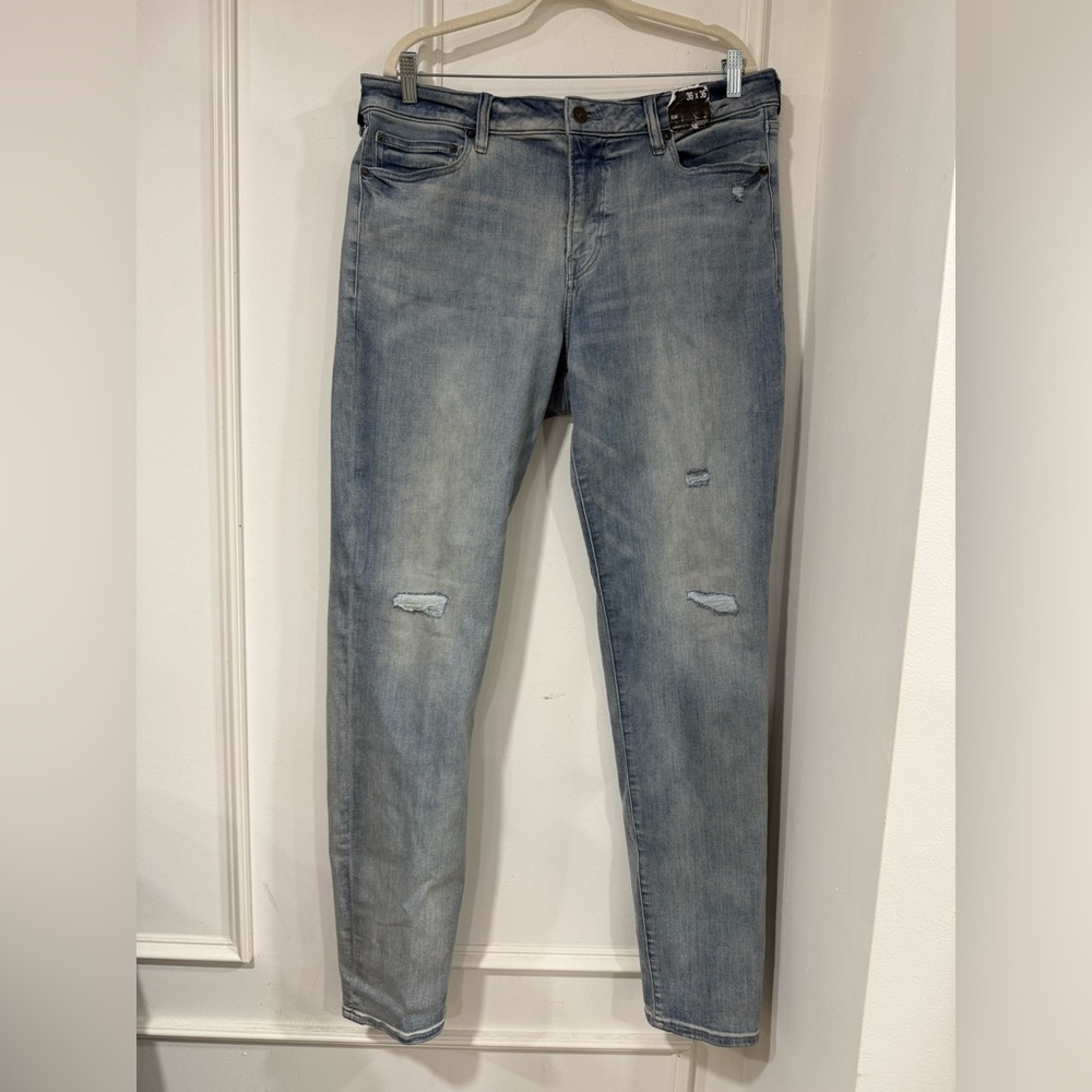 Express Blue Relaxed Jeans Classic Style 
HYPER STRETCH TEMPERATURE CONTROL